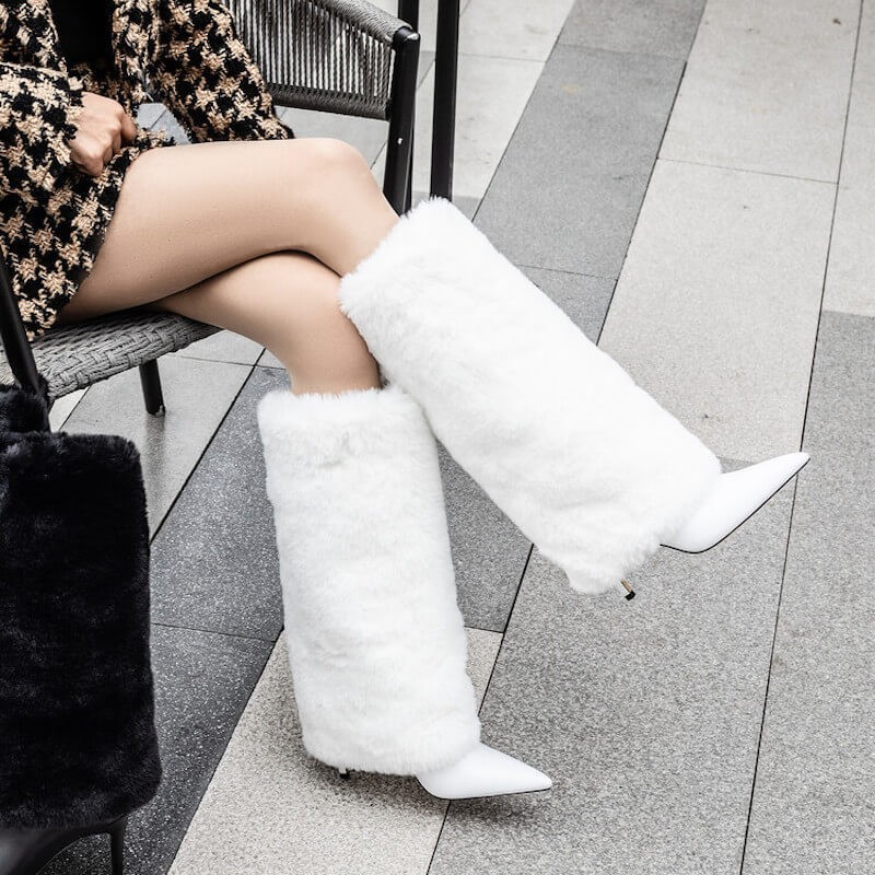 Heeled boots with fur