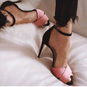 Sandales à talons noires et roses