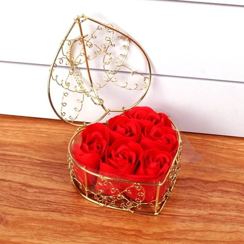 Boîte en coeur avec 6 savons en roses.  Boîte dorée coeur.  Savons en forme de fleurs roses.  Cadeau romantique