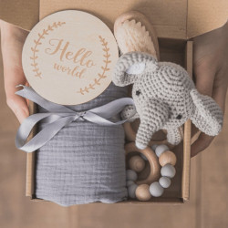 Boîte de naissance avec couverture nouveau-né, jouet en bois, hochet en bois  et brosse en bois
