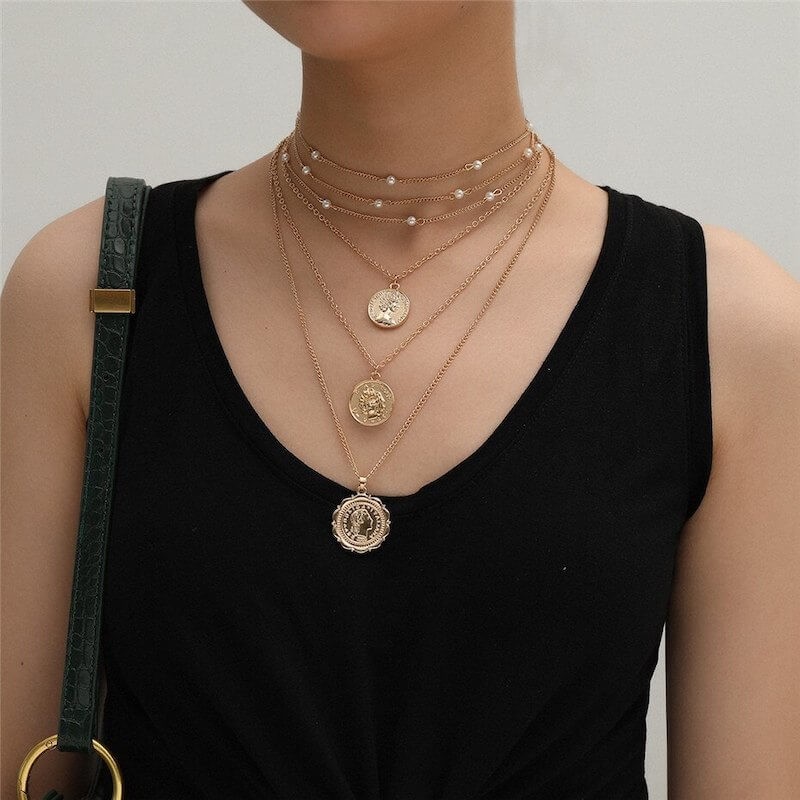 Multi-layered necklace with medaillons