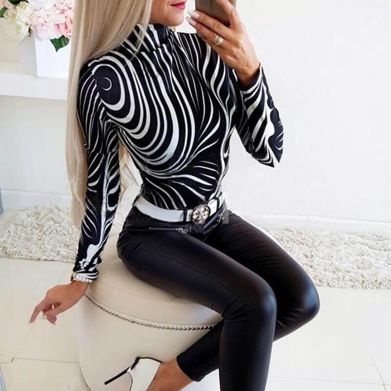 Long sleeves plunging neckline t-shirt